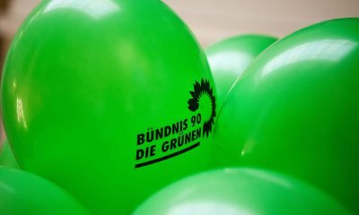 Auf dem Bild sind grüne Luftballons mit dem Logo von Bündnis 90/Die Grünen zu sehen.