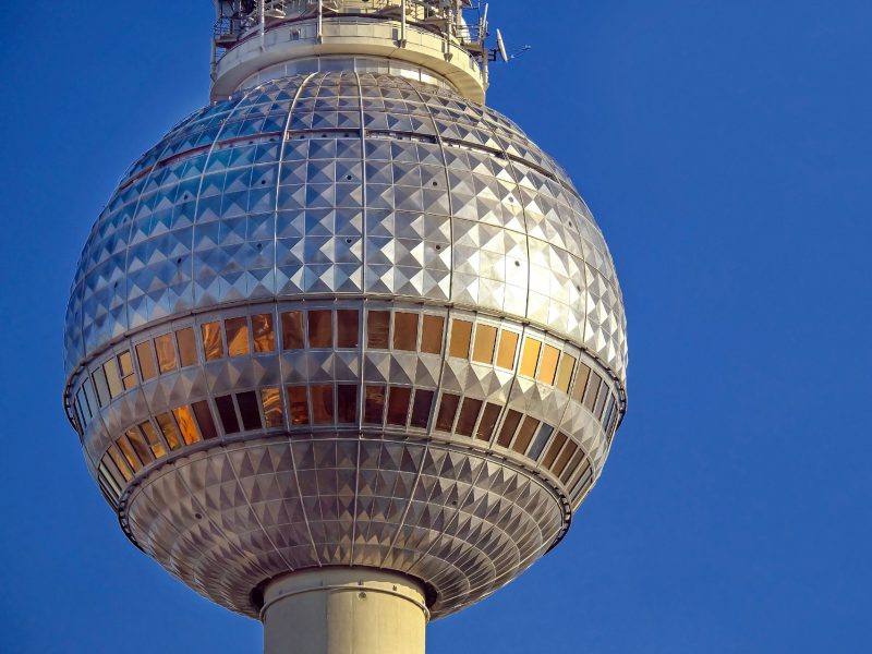 Berliner Fernsehturm vor blauem Himmel