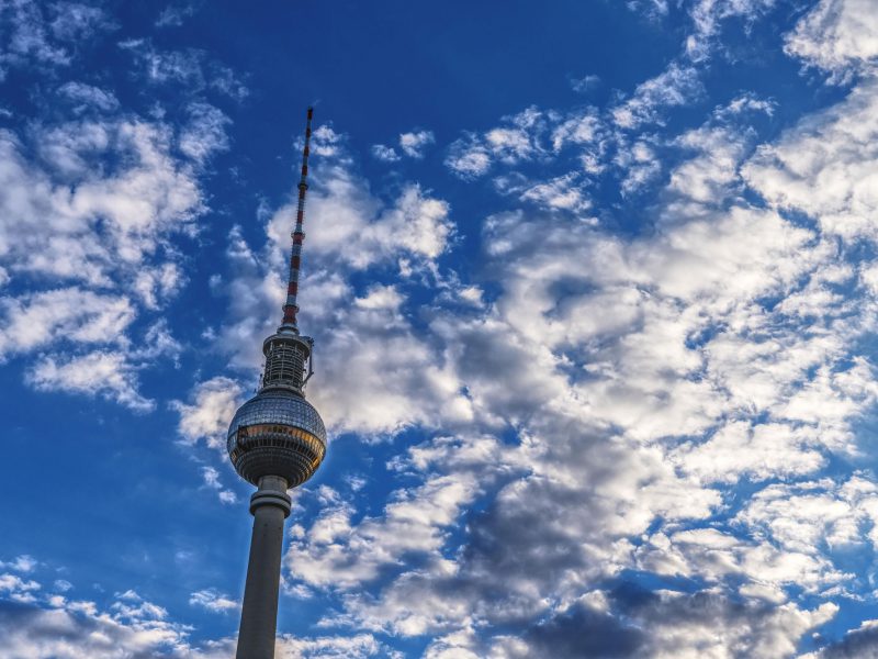Berliner Fernsehturm vor wolkigem Himmel