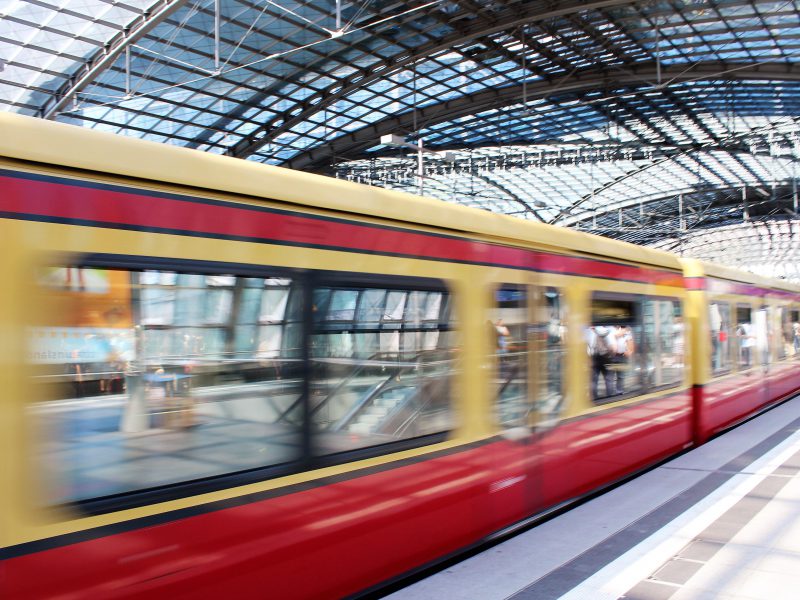 Es ist eine S-Bahn zu sehen, welche in den Berliner Hauptbahnhof einfährt.