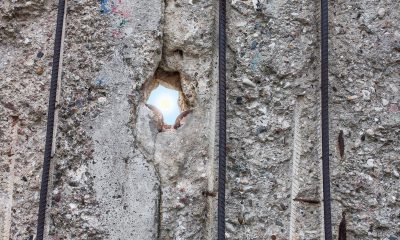 Sonne durch ein Loch in der Berliner Mauer