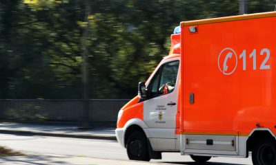 Krankenwagen fährt schnell auf einer Straße