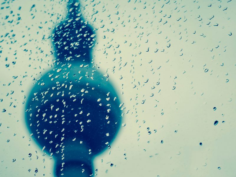 Berliner Fernsehturm im Regen
