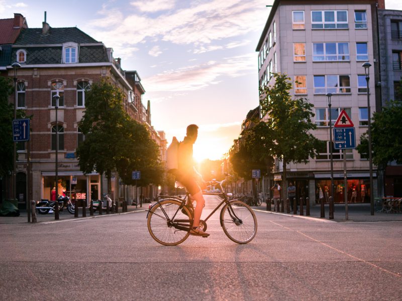 Mann auf Fahrrad bei Sonnenuntergang
