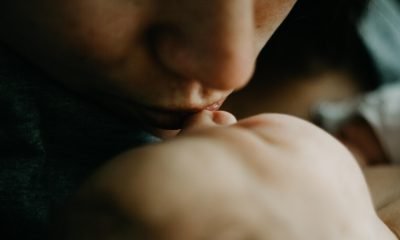 Mutter küsst ein neugeborenes Kind