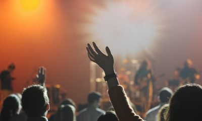 Menschen bei einem Konzert