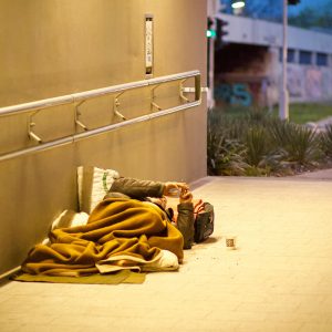 Obdachlose Person liegt in einem Eingang