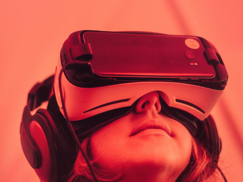 Kind hat eine Virtual-Reality-Brille auf