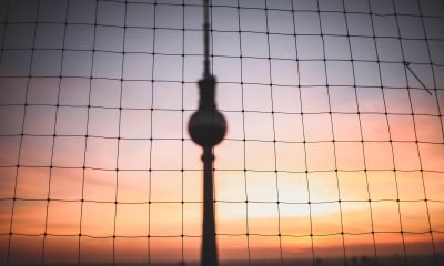 Netz bei Sonnenuntergang mit dem Fernsehturm im Hintergrund