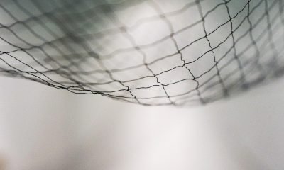 schwarzweißes Bild von einem Netz