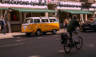 Radfahrer am Checkpoint Charlie