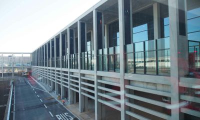 Auf dem Bild ist die Außenfassade des BER-Flughafens zu sehen.