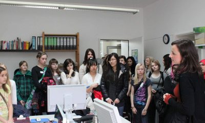 Das Bild zeigt Mädchen, die in der Pressestelle stehen.