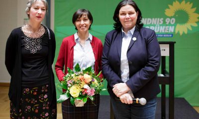 Auf dem Bild sind Susanna Kahlefeldt und Anja Kofbinger mit einer Gewinnerin zu sehen.