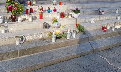 Blumen und Kerzen auf der Treppe am Breitscheidplatz