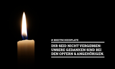 Eine weiße Kerze brennt, der Hintergrund des Bildes is komplett schwarz. In weißer Schrift steht rechts neben der Kerze: #Breitscheidplatz, Ihr seid nicht vergessen: Unsere Gedanken sind bei den Opfern und Angehärigen.