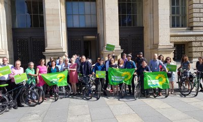 Es sind grüne Abgeordnete zu sehen, die sich vor dem berliner Abgeordnetenhaus gemeinsam über das beschlossene bundesweit erste Mobilitätsgesetz für Berlin freuen.