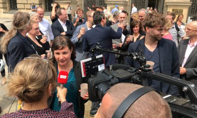 Es ist Antje Kapek zu sehen, die vor dem berliner Abgeordnetenhaus interviewt wird.