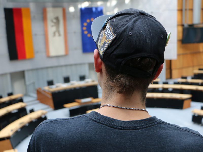 Jugendlicher im Plenarsaal des berliner Abgeordnetenhauses