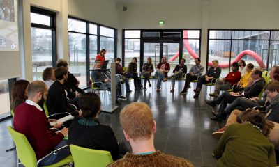 Eine Gruppe von Menschen diskutieren bei einem Dialogspaziergang über Digitalisierungspolitik