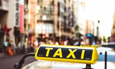 Es ist ein gelbes Taxi-Schild eines Berliner Taxis zu sehen
