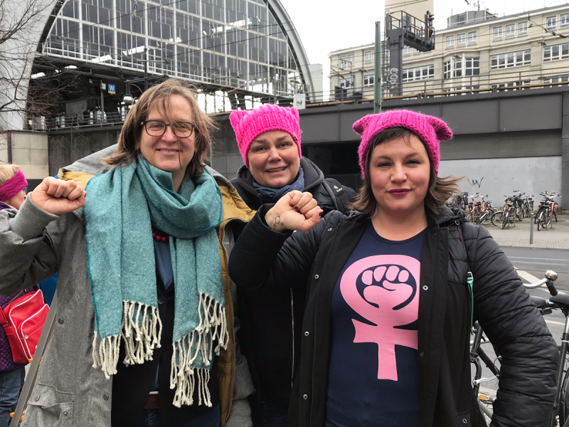 Es sind Silke Gebel, Anja Kofbinger und Antje Kapek am Frauentag in Berlin zu sehen