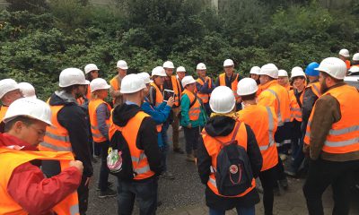Es sind die Mitglieder der Grünen Fraktion Berlin in orangenen Schutzwesten und weißen Helmen zu sehen