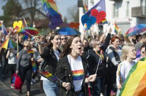 Viele Frauen mit Regenbogenfahnen demostrieren für mehr lesbische Sichtbarkeit