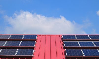 Es sind Solarzellen auf einem roten Dach zu sehen