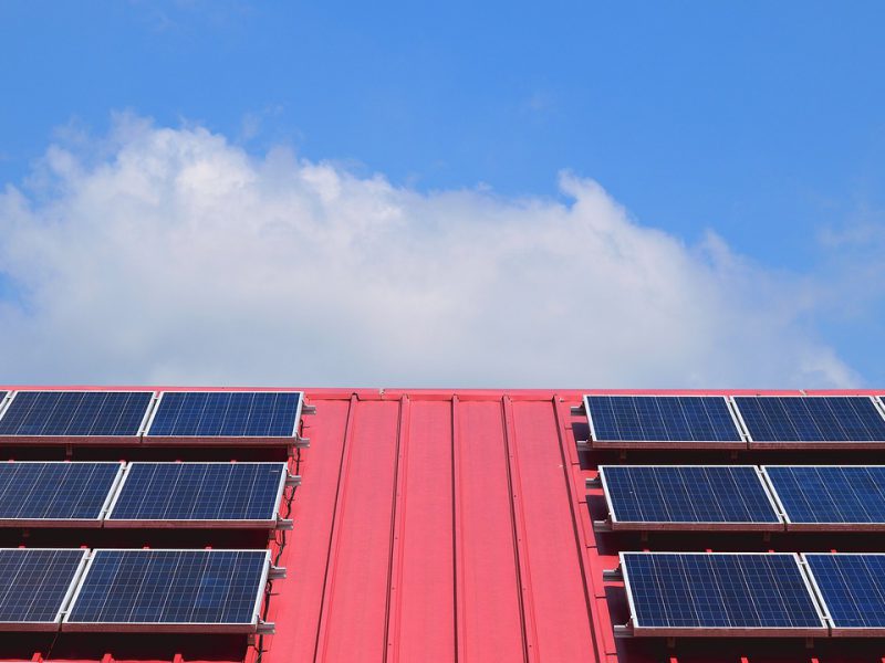 Es sind Solarzellen auf einem roten Dach zu sehen