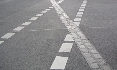 Es sind weiße Markierungen auf einer Straße zu sehen