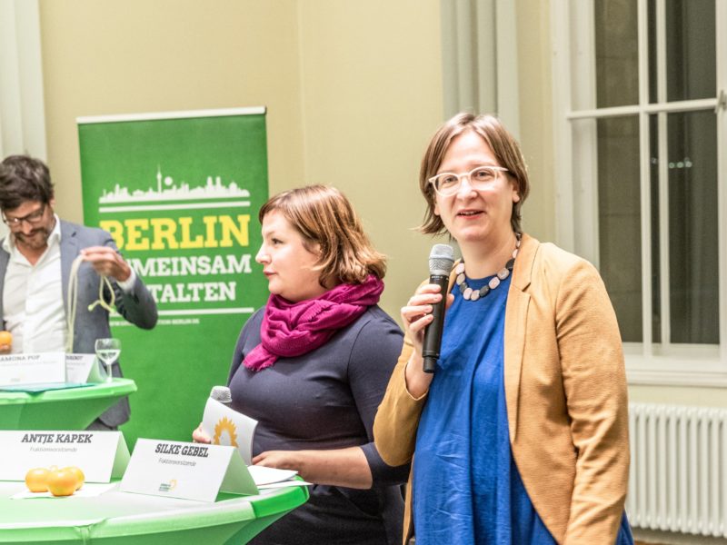 Antje Kapek und Silke Gebel begrüßen die Gäste auf dem Grünen Herbstempfang im Berliner Abgeordnetenhaus