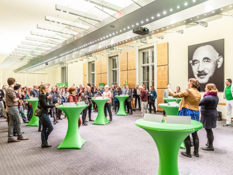 Gäste diskutieren angeregt beim Grünen Herbstempfang im Berliner Abgeordnetenhaus