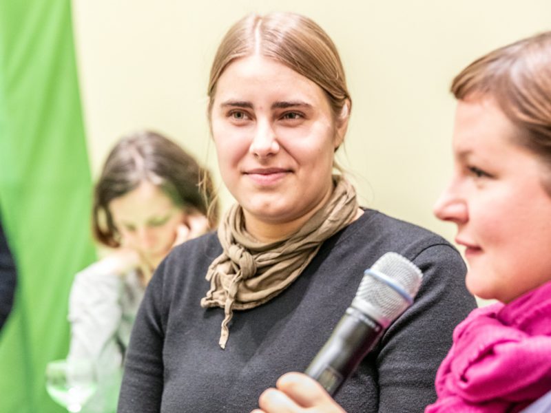 Antje Kapek und June Tomiak sprechen beim Grünen Herbstempfang im Berliner Abgeordnetenhaus