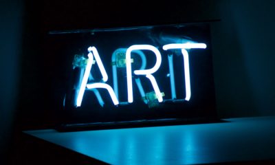 Es sind Neonschriftzeichen mit dem englischen Wort "ART" zu sehen