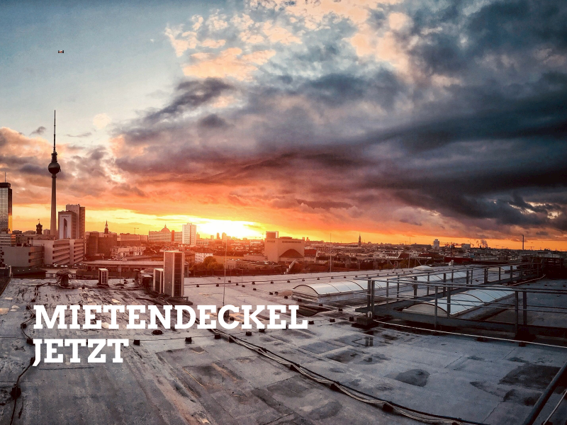 Auf dem Bild ist Berlin bei Sonnenuntergang zu sehen, am linken Bildrand ist der Fernsehturm zu sehen. In der linken unteren Ecke steht in großen weißen Buchstaben Mietendeckel jetzt.