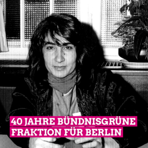 Schwarz-Weiß Bild von Sevim Çelebi-Gottschlich, die 1987 die erste Migrantin in einem deutschen Landesparlament ist. An der Bildunterseite steht in großen weißen Buchstaben, die pink unterlegt sind, 40 Jahre Bündnisgrüne Fraktion für Berlin.