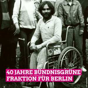 Quadratisches Schwarz-Weiß-Bild von Michael Eggert, der 1987 als erster Rollstuhlfahrer in ein deutsches Parlament einzog und zwar für die Alternative Liste in das Berliner Abgeordnetenhaus. An der Bildunterseite steht in großen weißen Buchstaben, die pink unterlegt sind, 40 Jahre Bündnisgrüne Fraktion für Berlin.