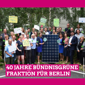 Die Grüne Fraktion posiert mit grünen Papierwindrädern, Demoschildern für mehr Klimaschutz und einem Solarpanel, um ihr Engagement für Klimaschutz zu verdeutlichen. Die Fraktionsvorsitzenden, die in der Bildmitte das Solarpanel halten, haben zusätzlich Schilder mit dem Logo von FridaysForFuture in ihren Händen. Auf dem Bild steht außerdem in großer weißer Schrift, die pink unterlegt ist, 40 Jahre Bündnisgrüne Fraktion für Berlin. Zusätzlich sind der obere und untere Bildrand mit einem breiten pinken Streifen versehen.
