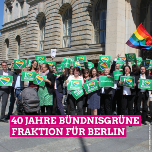 Die Grüne Fraktion Berlin steht mit grünen Schildern zur Ehe für Alle vor dem Abgeordnetenhaus. Auf den Schildern stehen Sprüche wie Es ist Liebe und #Ehefüralle. Ein Abgeordneter schwenkt zudem eine Regenbogenflagge. Auf dem Bild steht außerdem in großer weißer Schrift, die pink unterlegt ist, 40 Jahre Bündnisgrüne Fraktion für Berlin.