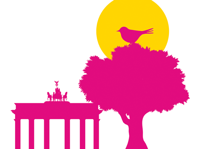 Auf dem Bild ist ein Umriss des Brandenburger Tor pink unterlegt, rechts davon ist ein doppelt so großer Umriss eines Baumes mit drauf sitzenden Vogel, welcher ebenfalls pinkt unterlegt ist, zu erkennen. Hinter dem Vogel und einem Teil der Baumkrone ist ein gelber Kreis, der vermutlich eine Sonne symbolisieren soll.