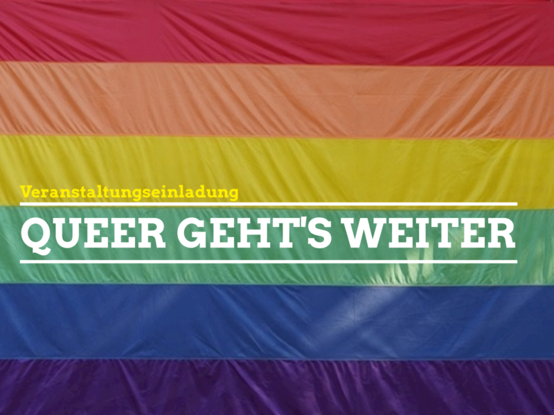 Regenbogenflagge als Hintergrund für den weißen Schriftzug "Queer geht's weiter", welcher zu einer Veranstaltungseinladung zu einer Podiumsdiskussion zu Berliner Queerpolitik gehört.