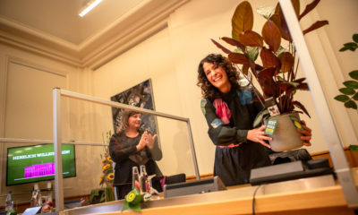 Bettina Jarasch erhält Pflanze in der ersten Fraktionssitzung nach der Wahl