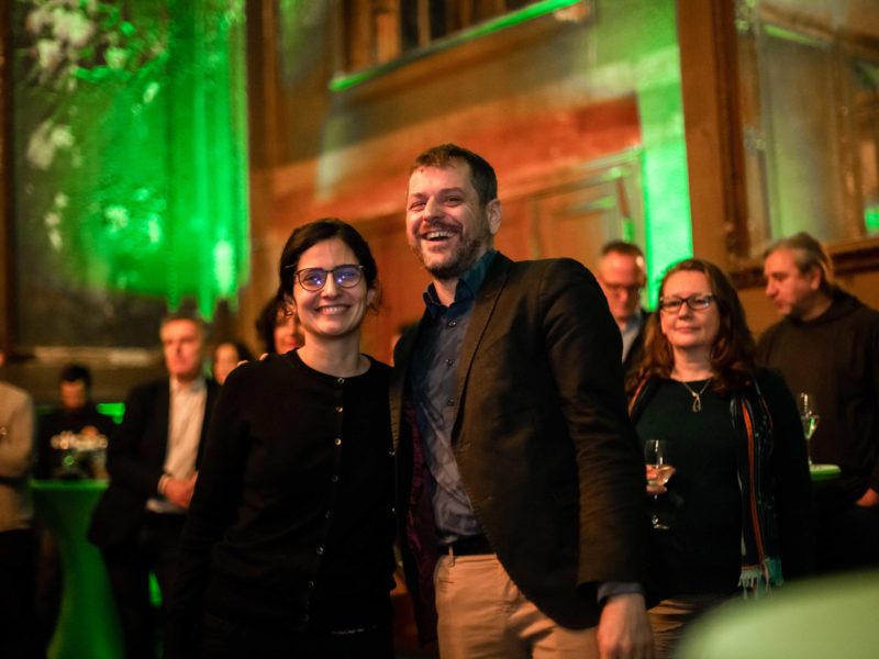 Werner Graf, Landesvorsitzender der Grünen Berlin und Mitglied des Abgeordnetenhaus, und Bahar Haghanipour, Vizepräsidentin des Abgeordnetenhaus, freudig auf dem Begrüßungsempfang zur neunzehnten Wahlperiode.