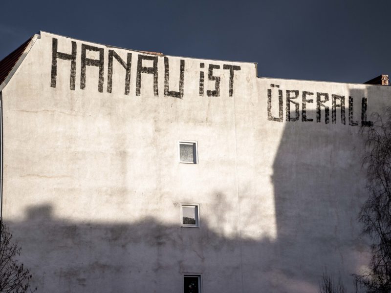 Graffiti auf einer Hauswand mit den Worten: "Hanau ist überall"