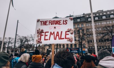 Demo mit Schild "The Future is Female"