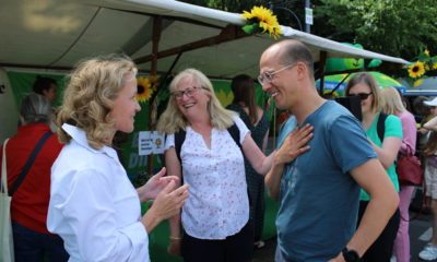Auf dem Bild sind Steffi Lemke (Bundesumweltministerin) und Benedikt Lux (MdA) auf dem Umweltfestival 2022 zu sehen.