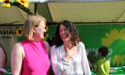 Lisa Paus, Bundesfamilienministerin und Bettina Jarasch, Umweltsenatorin im fröhlichen Austausch auf dem Umweltfestival.