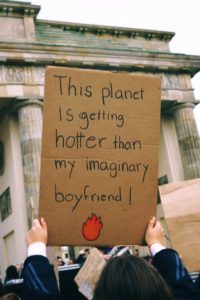 Braunes Demo-Pappplakat auf dem steht: "This planet is getting hotter than my imaginary boyfriend"