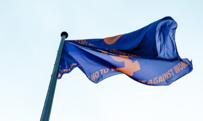 lila Flagge gegen Gewalt an Frauen